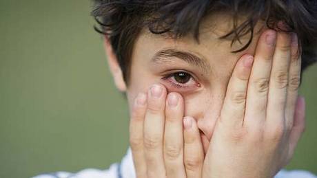 Junge mit geröteten Augen - Foto: Shutterstock