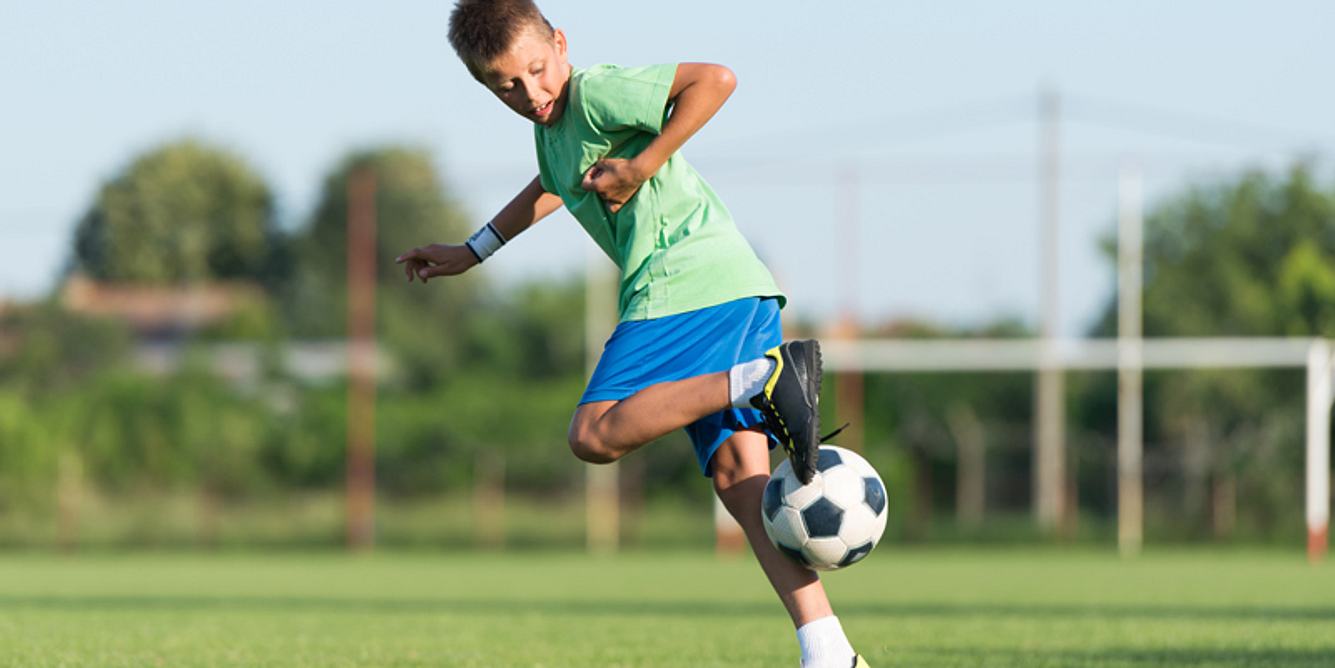 Junge spielt Fussball