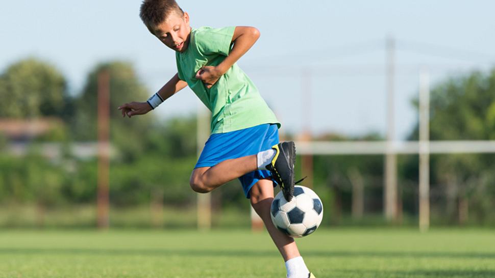 Junge spielt Fussball - Foto: shutterstoc