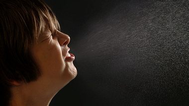 Ein Junge niest - Foto: iStock
