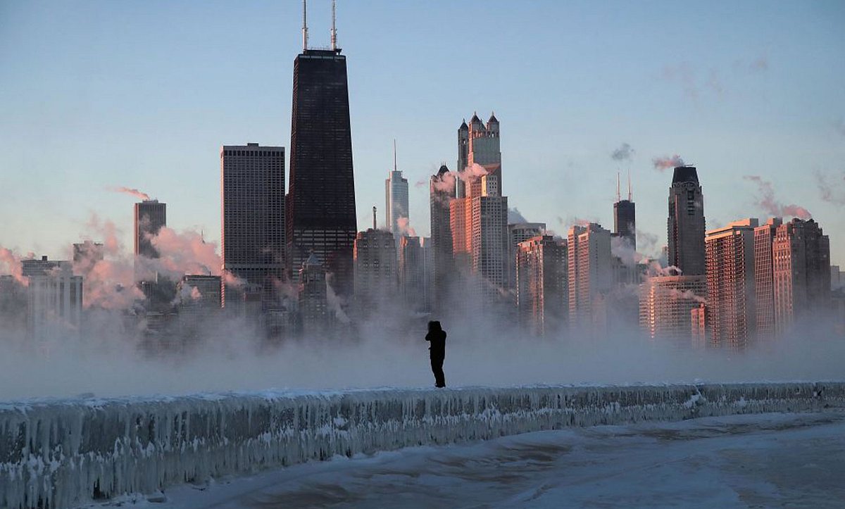 Ein Mann läuft am Ufer des vereisten Lake Michigan
