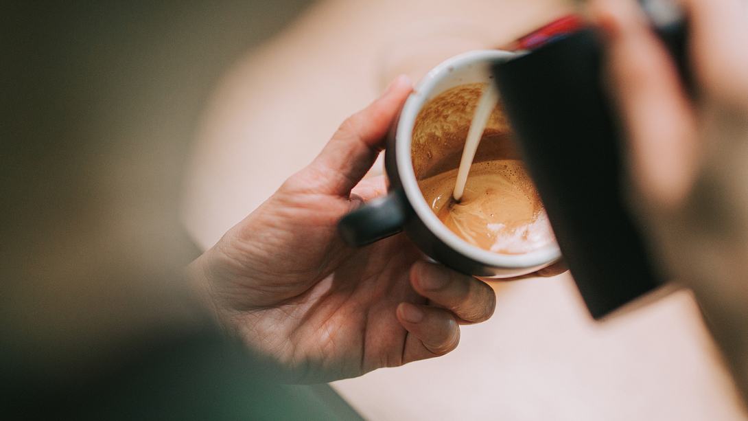 Eine Person bereitet eine Tasse Kaffee zu - Foto: iStock_Edwin Tan