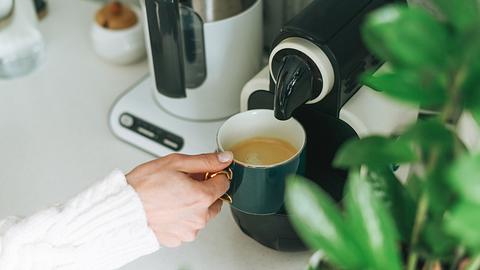 Eine Frau macht Kaffee - Foto: iStock_Galina Zhigalova