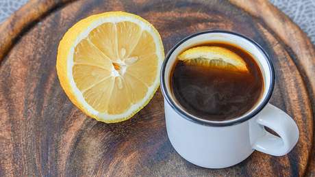 Kaffee mit Zitrone auf einem Tablett - Foto: iStock/Ramann