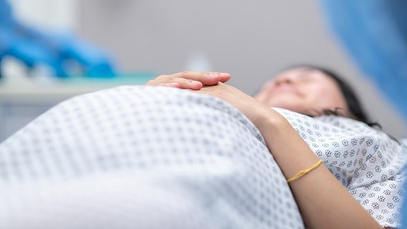 Frau vor einem Kaiserschnitt - Foto: Istock/fatcamera