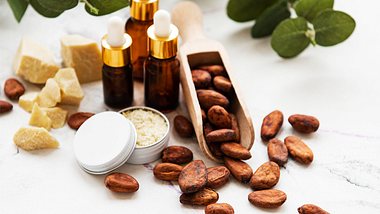 Spa-Zutaten mit Kakaobutter und -bohnen - Foto: istock/almaje