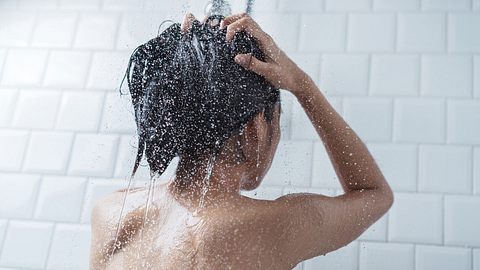 Frau steht unter der Dusche - Foto: iStock/torwai