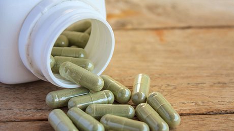 Cannabinoide in Kapselform - Foto: iStock/Kwangmoozaa