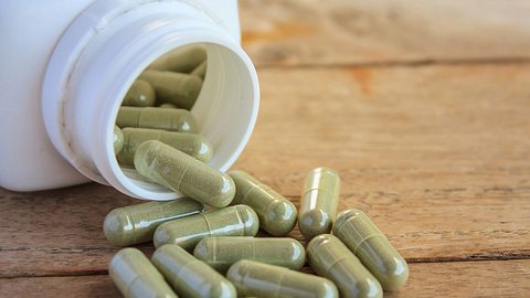 Cannabinoide in Kapselform - Foto: iStock/Kwangmoozaa
