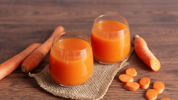 Zwei Gläser Karottensaft - Foto: iStock_Inna Dodor