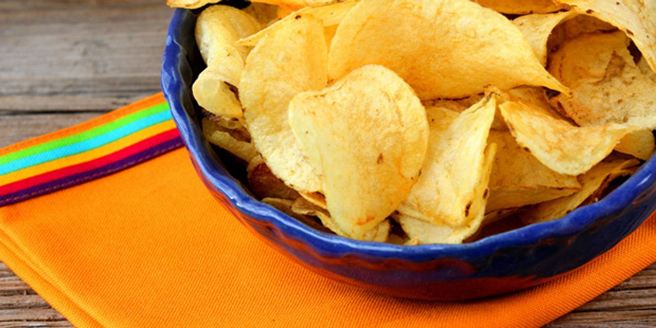 Eine Schüssel mit Kartoffelchips