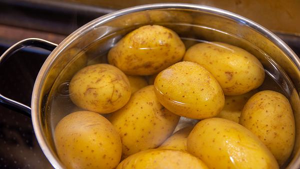 Kartoffelwasser im Topf - Foto: iStock/Herzstaub