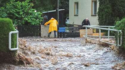 Wassermassen führen zu Überschwemmungen - Foto: IMAGO/Bernd März