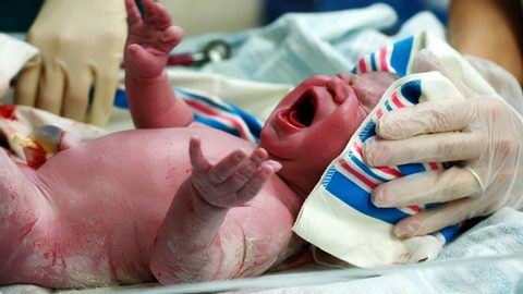 Ein Baby kurz nach der Geburt - Foto: 1joe/iStock