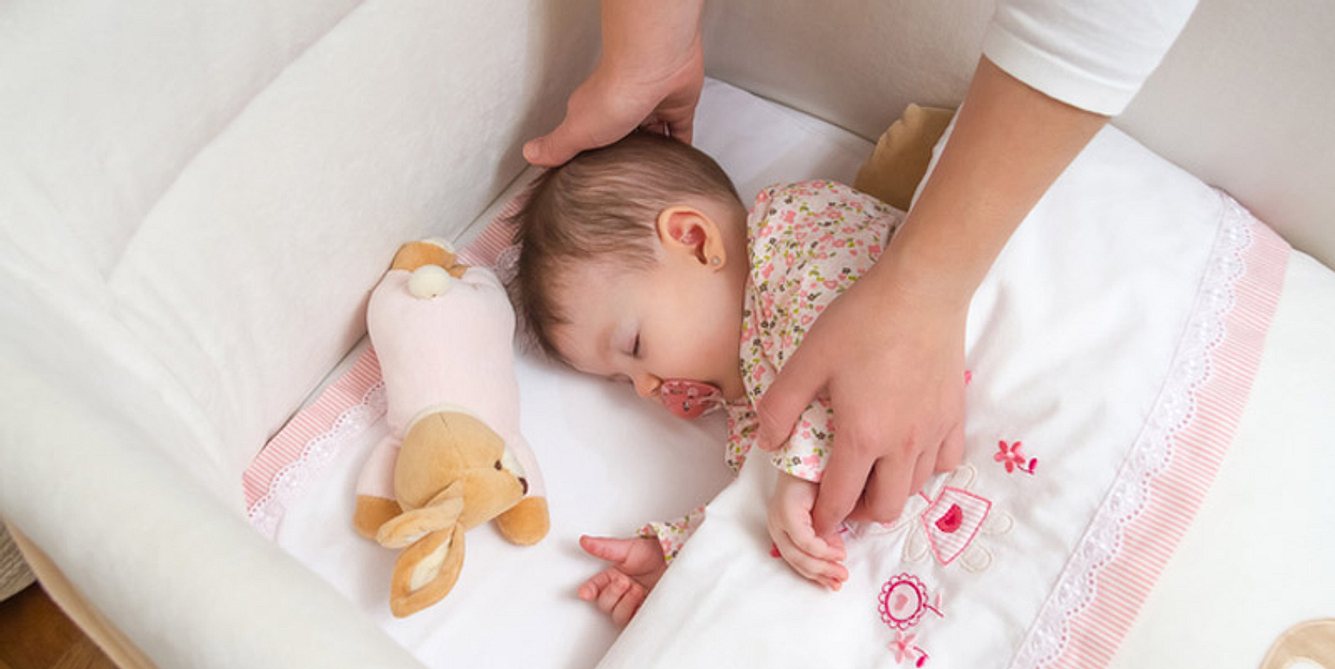 Ein Baby liegt im Bett