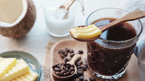 Ein Glas Keto Kaffee mit Butter und Kokosöl - Foto: iStock/ThitareeSarmkasat
