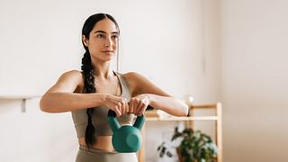 Frau trainiert mit Kettlebell - Foto: iStock/AnVr