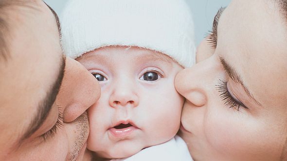 Eltern mit Baby - Foto: Fotolia