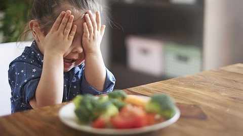 Kind hat Hand-Fuß-Mund-Krankheit und Schmerzen beim Essen - Foto: Shutterstock