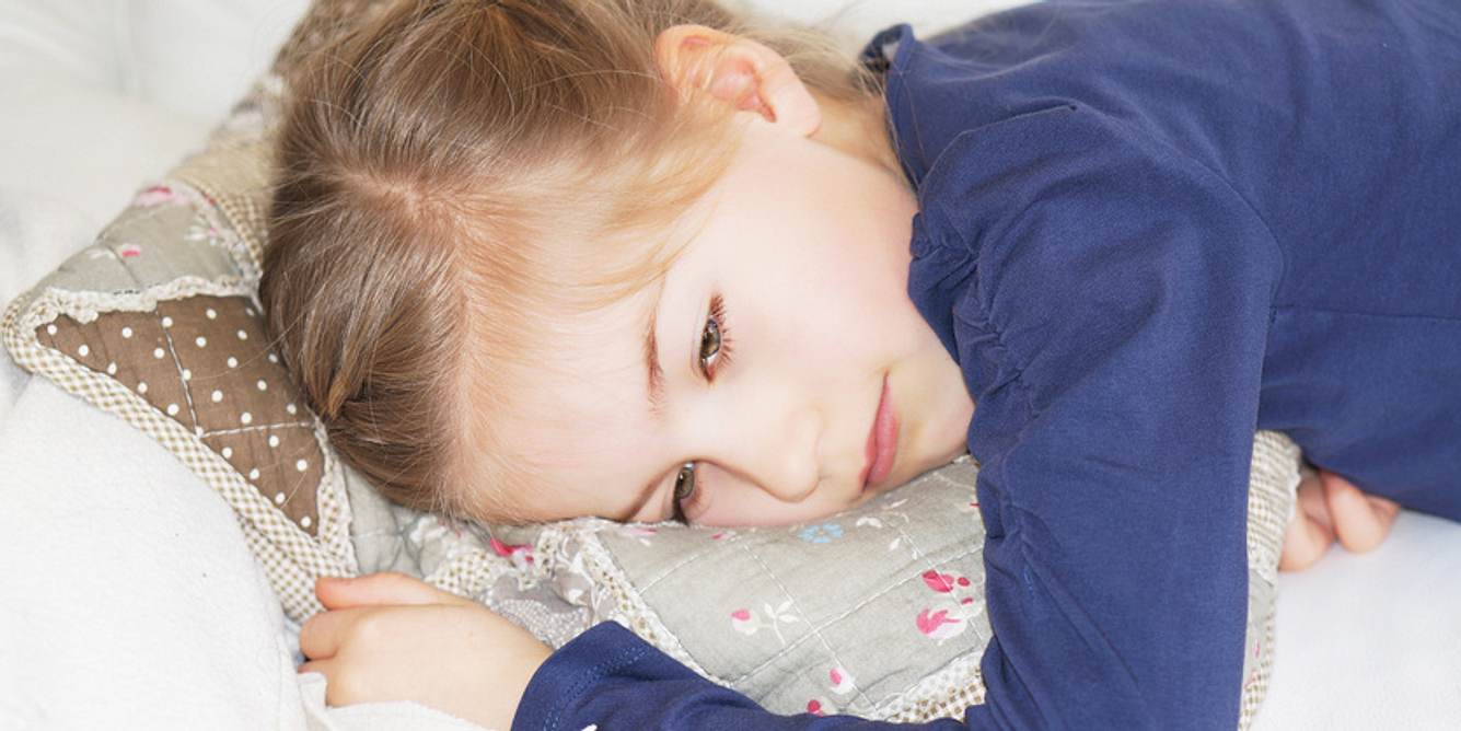 Mädchen liegt im Bett