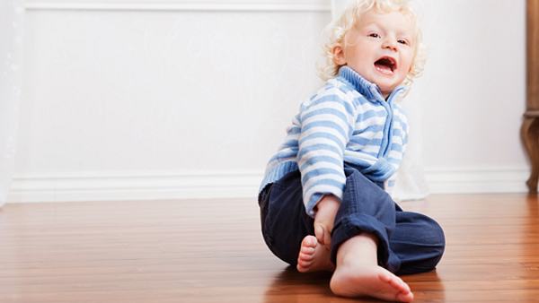 Kind mit Hüftschnupfen Coxitis fugax - Foto: Shutterstock