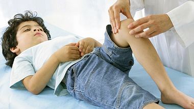 Kind mit Wachstumsschmerzen - Foto: Fotolia