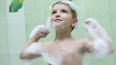 Pityriasis versicolor bei Kindern Behandlung mit antimykotischem Shampoo - Foto: Fotolia