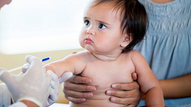 Ein Kleinkind wird geimpft - Foto: iStock/FatCamera