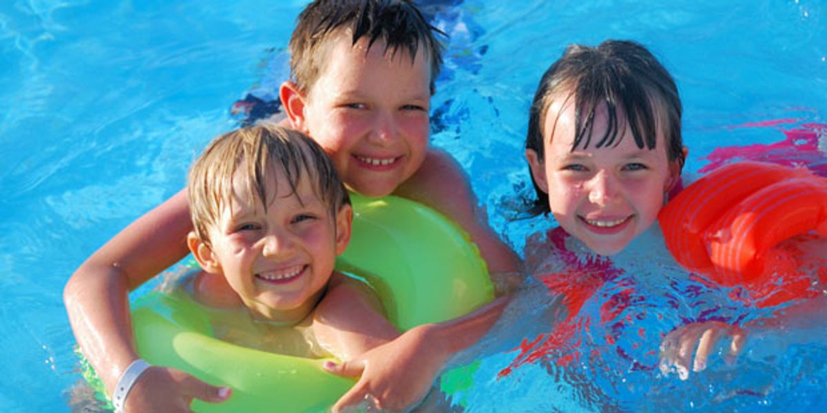 Kinder holen sich im Schwimmbad leicht Dellwarzen, auch Mollusken oder Schwimmwarzen genannt