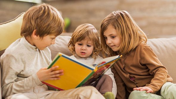 Lesen bringt Kindern viele Vorteile – auch noch im Erwachsenenalter - Foto: iStock/skynesher