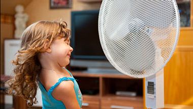 Kleines Mädchen schwitzt vor Ventilator bei Hitze - Foto: Fotolia