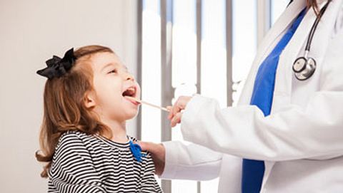 Kinderarzt untersucht den Mund eines Mädchens - Foto: Fotolia