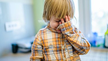 Ein kleiner Junge weint - Foto: iStock/StockPlanets