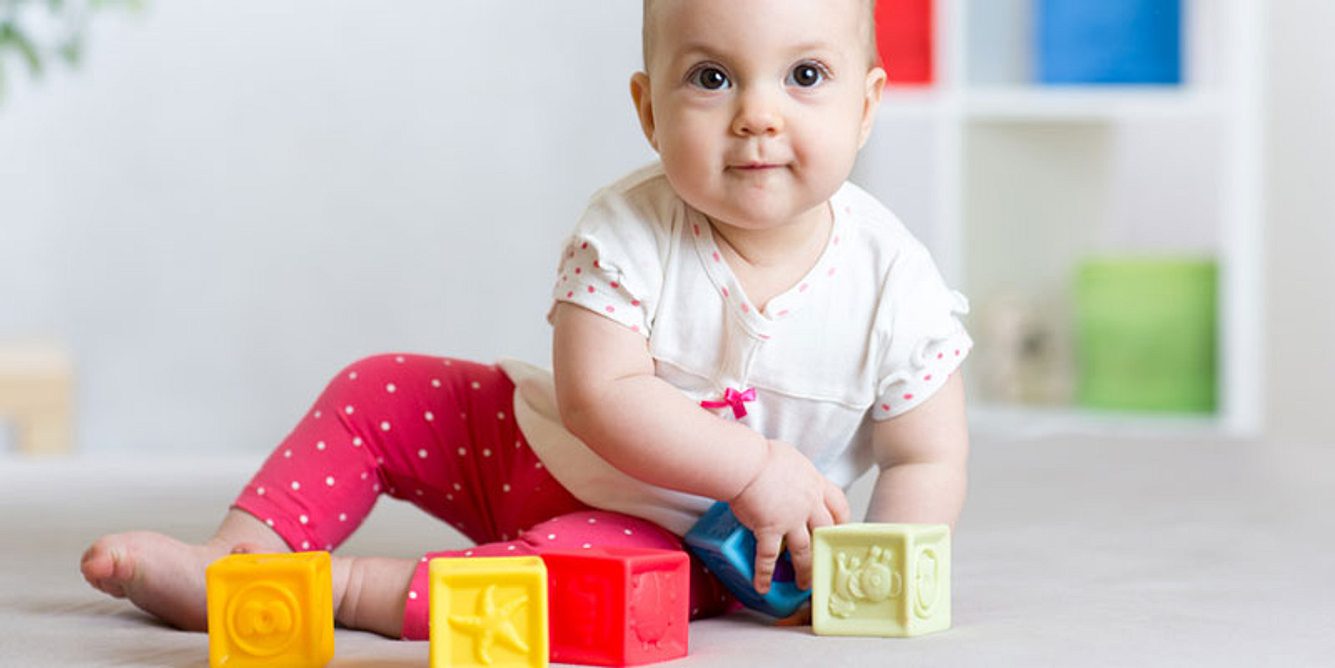 Baby mit Spielzeug