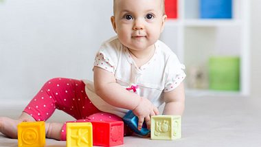 Baby mit Spielzeug - Foto: Fotolia