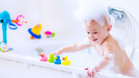 Kind in der Badewanne - Foto: Fotolia