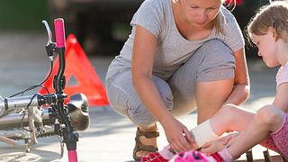 Kind stürzt mit dem Fahrrad - Foto: Fotolia