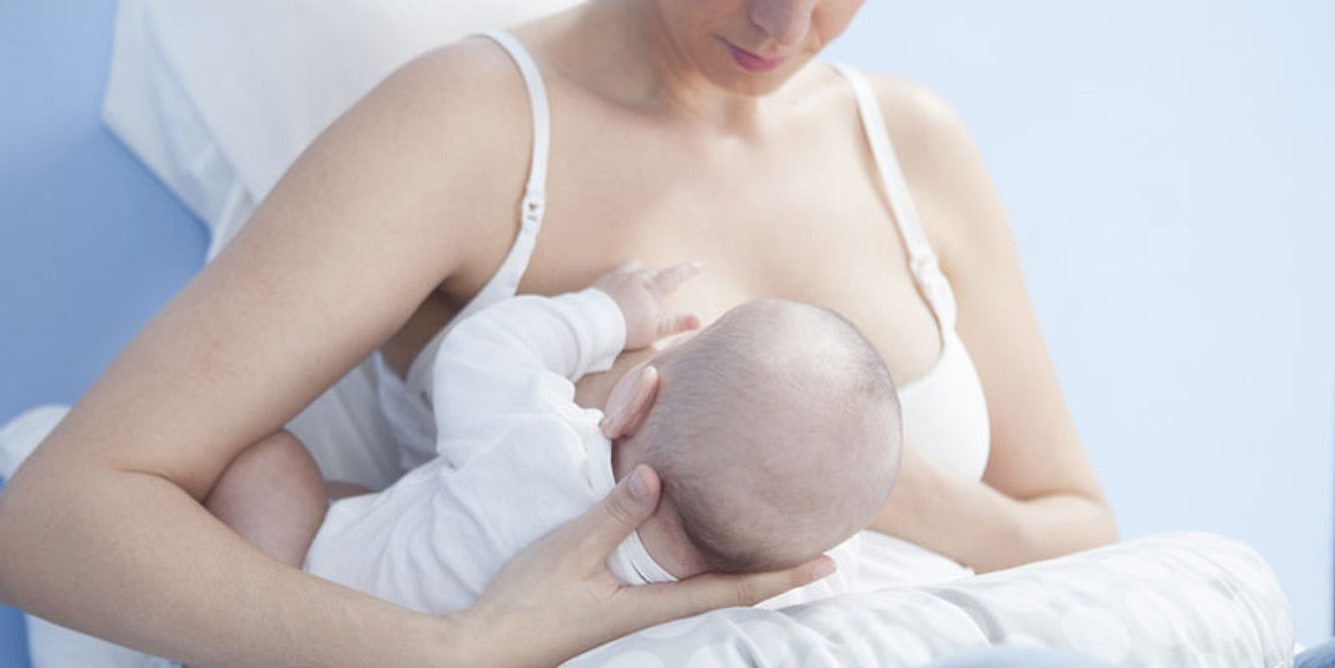 Mutter stillt Baby