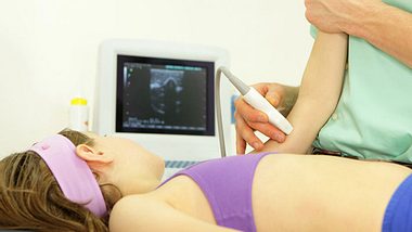 Kind beim Ultraschall - Foto: Fotolia