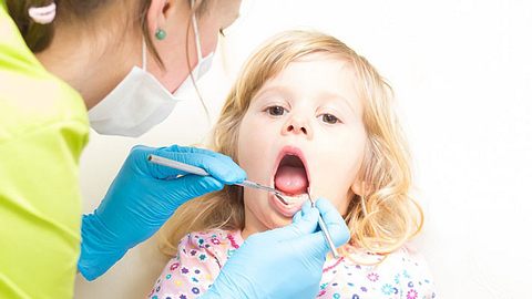 Kind auf dem Zahnarztstuhl - Foto: Fotolia
