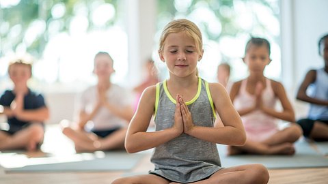 Kinder in Yoga-Haltung - Foto: istock/fatcamera