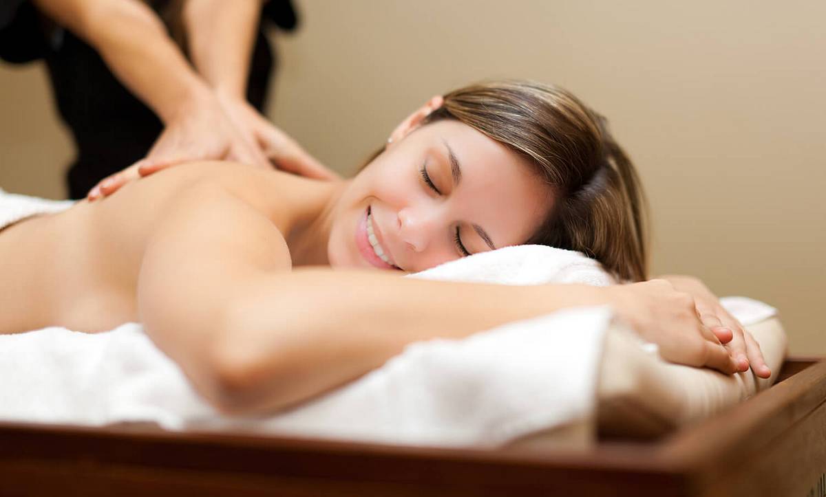 Frau während einer Massage