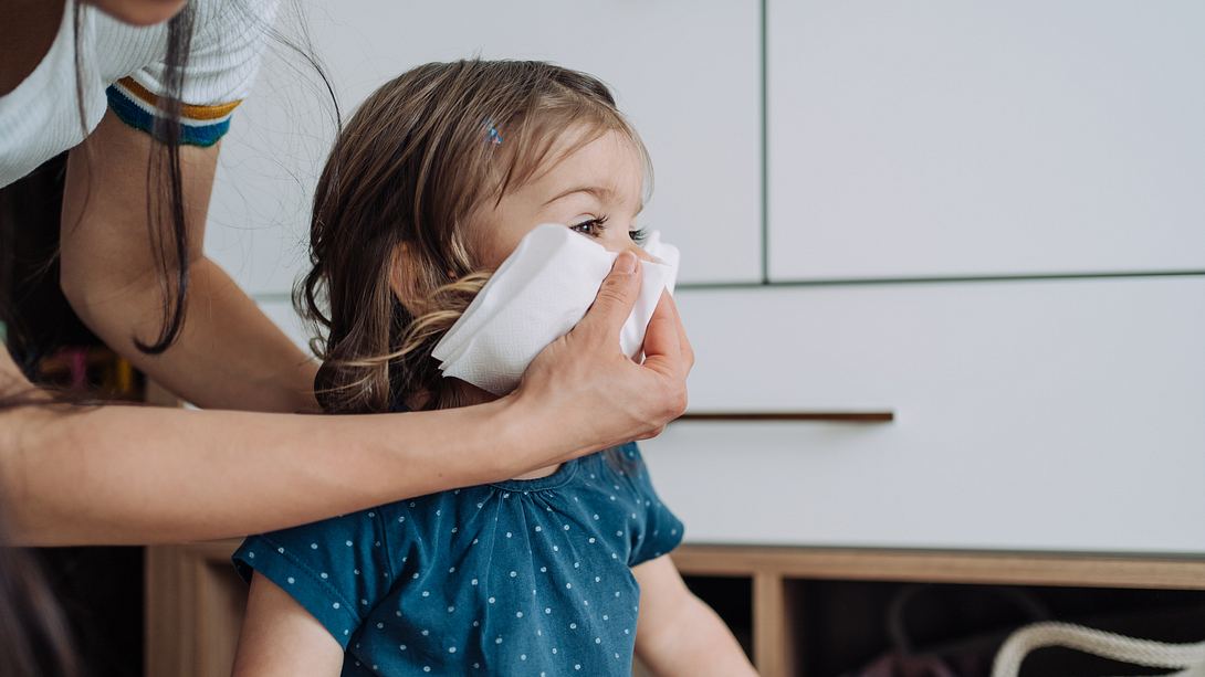 Mutter putzt Kleinkind die Nase - Foto: iStock/VioletaStoimenova
