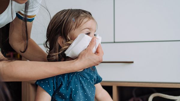 Mutter putzt Kleinkind die Nase - Foto: iStock/VioletaStoimenova