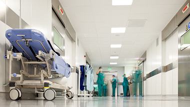 Personal auf einem Krankenhausflur - Foto: iStock/VILevi