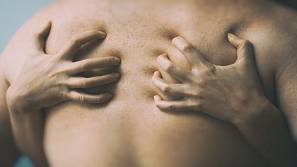Hände von Frau krallen sich bei Ekstase in den Rücken des Mannes - Foto: iStock/DmitriMaruta