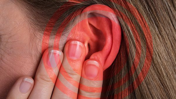 Eine Frau hält sich ihr Ohr zu - Foto: istock_AndreyPopov