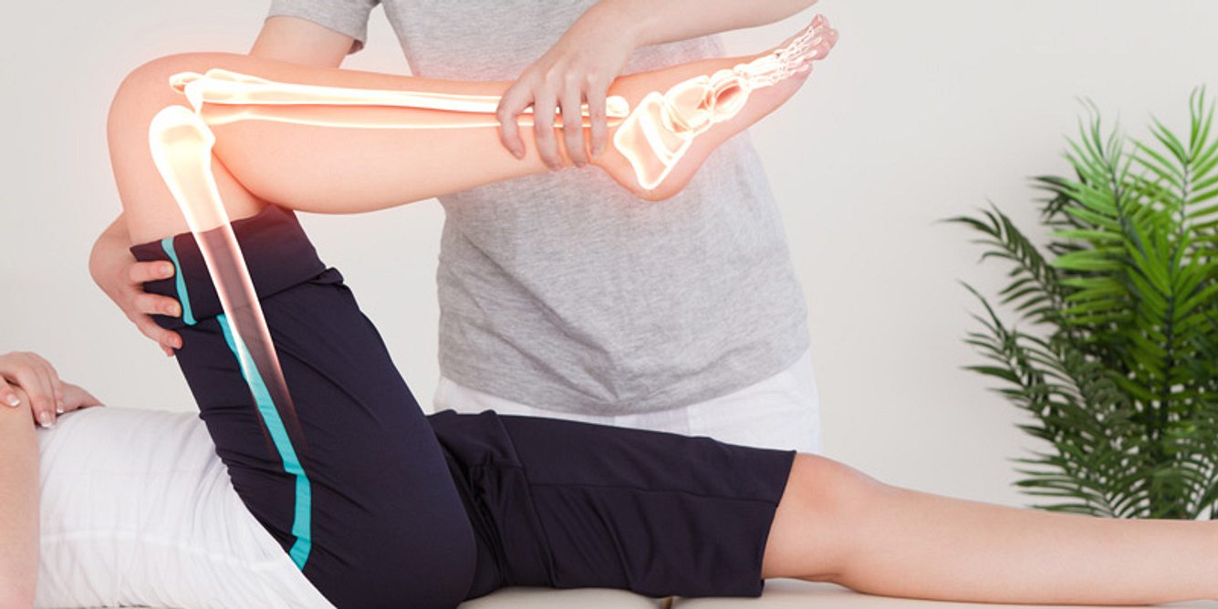 Bei Knieschmerzen führt der Orthopäde meist Beuge- und Drehtests durch, um einen Meniskuriss – und damit eine Knie-OP – ausschließen zu können