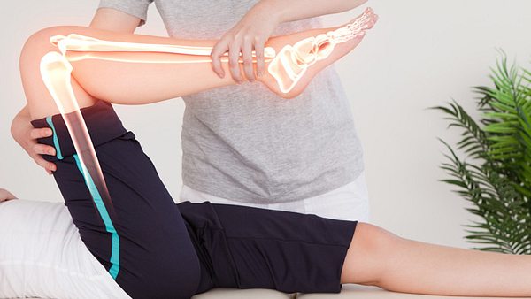 Bei Knieschmerzen führt der Orthopäde meist Beuge- und Drehtests durch, um einen Meniskuriss – und damit eine Knie-OP – ausschließen zu können