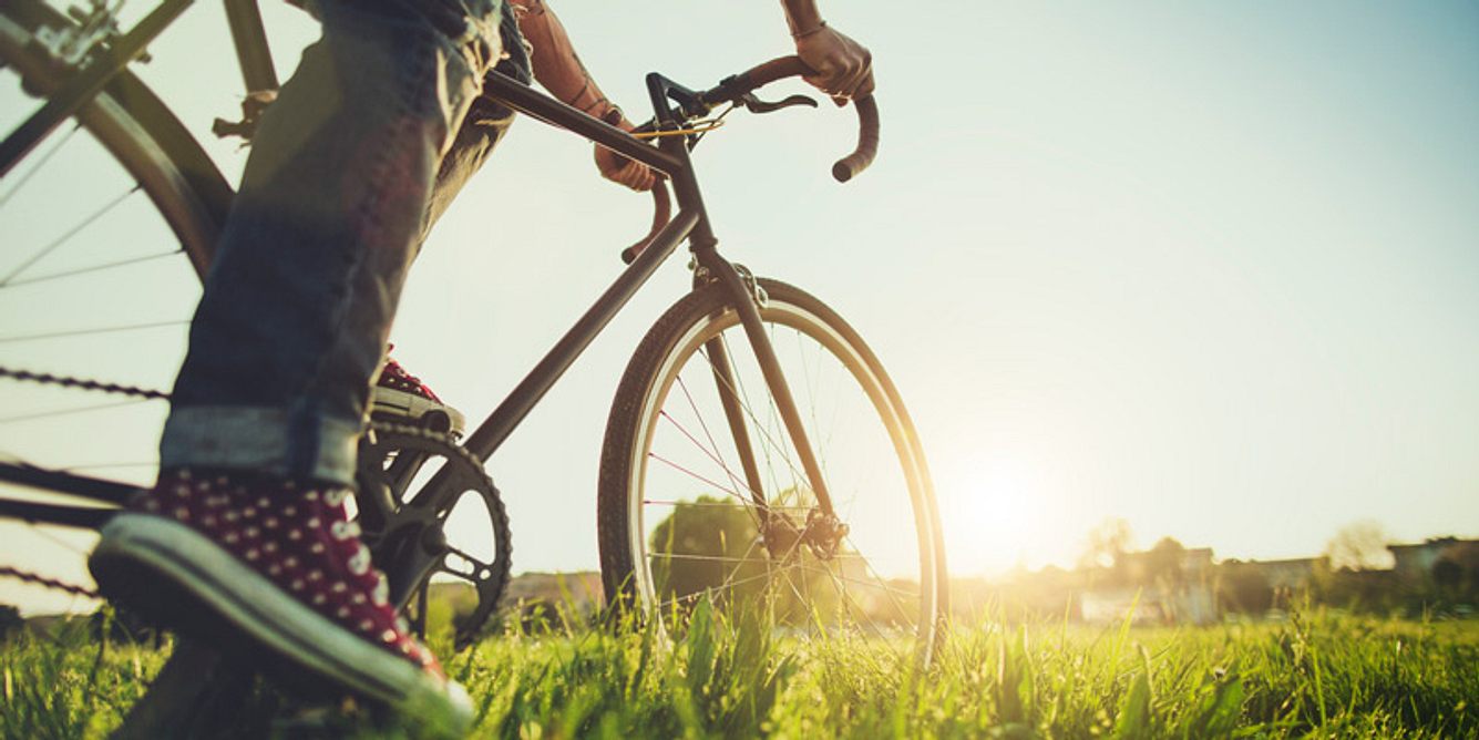 Mann mit Knieschmerzen fährt Rad